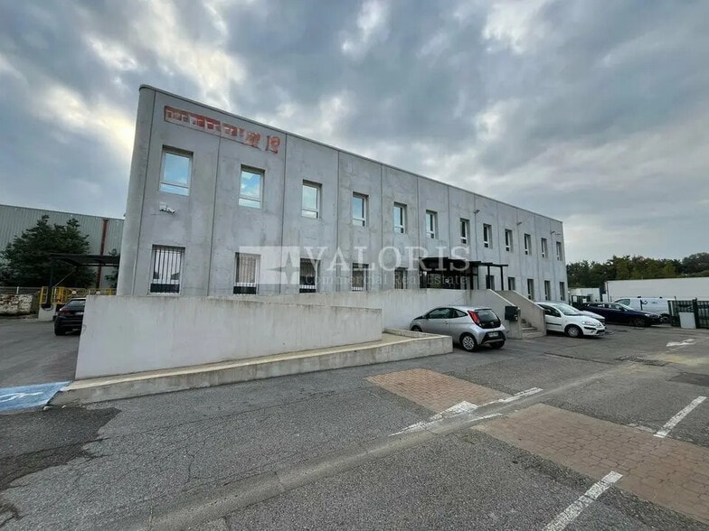 Local d'activités dans Vitrolles à vendre - Photo de l’immeuble – Image 2 sur 15