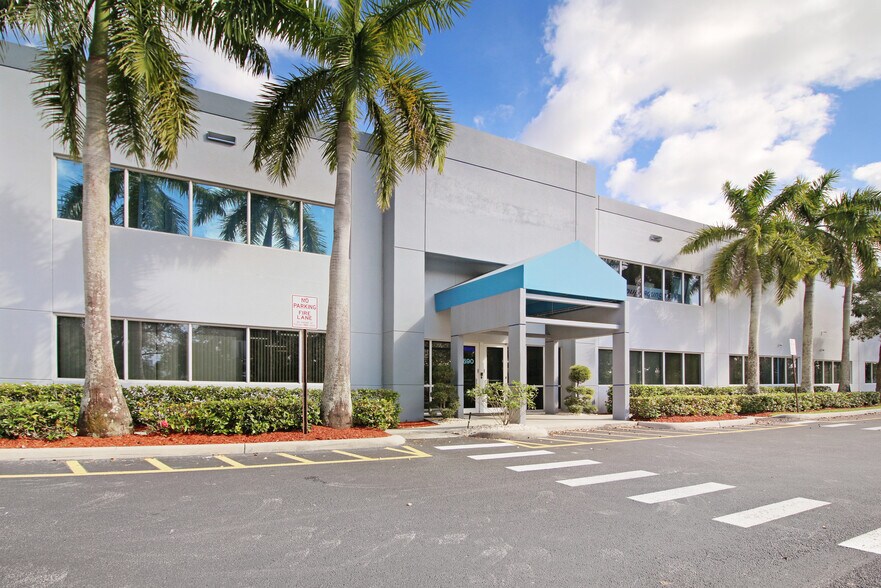 6690 N Hiatus Rd, Tamarac, FL à louer - Photo de l’immeuble – Image 2 sur 12