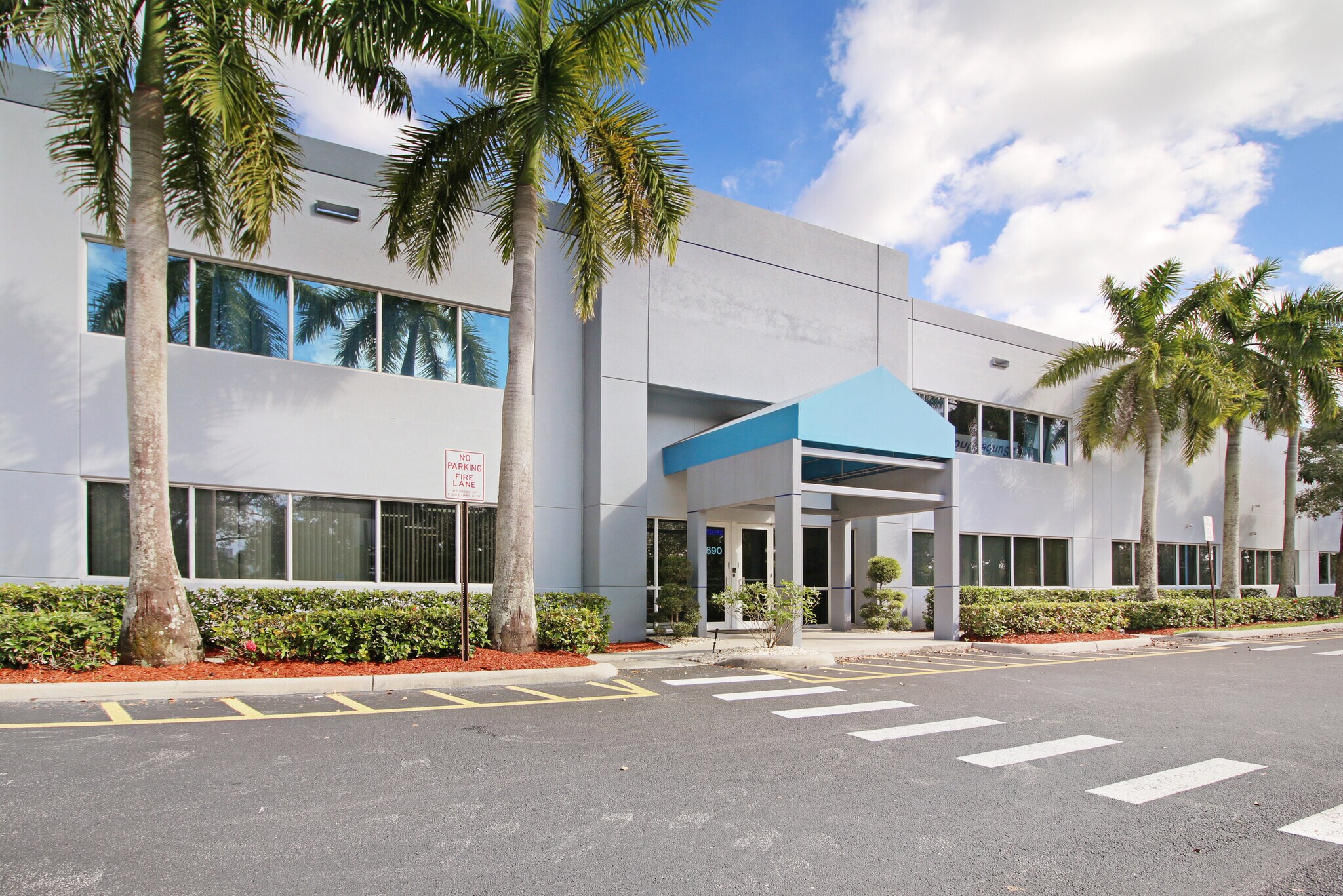 6690 N Hiatus Rd, Tamarac, FL à louer Photo de l’immeuble– Image 1 sur 11