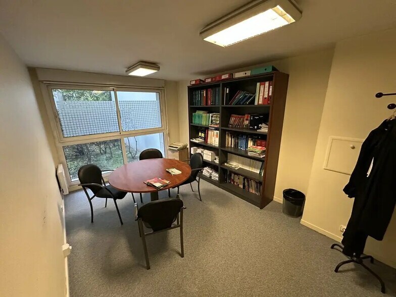 Local d’activités dans Saint-Maur-des-Fossés à louer - Photo de l’immeuble – Image 2 sur 8