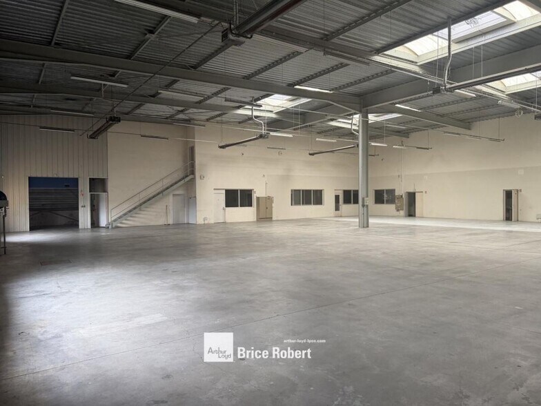 17 Rue Jacquard, Chassieu à louer - Photo de l’immeuble – Image 2 sur 8