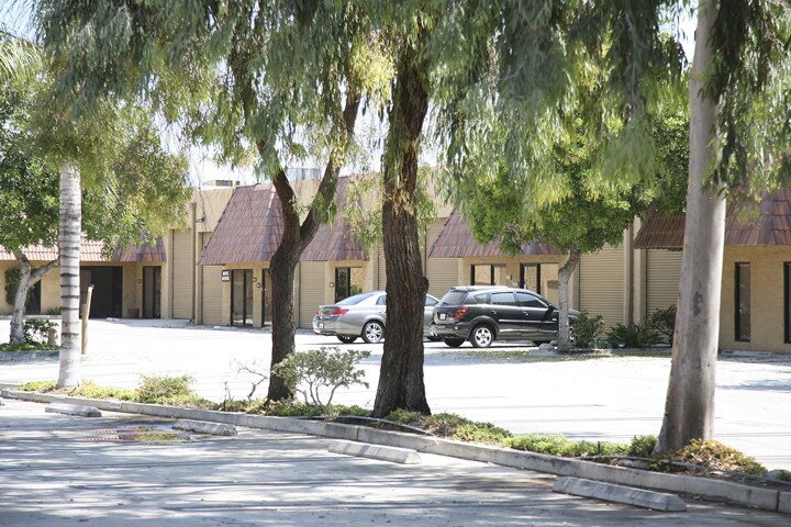 16760 Stagg St, Van Nuys, CA à louer - Photo de l’immeuble – Image 3 sur 7