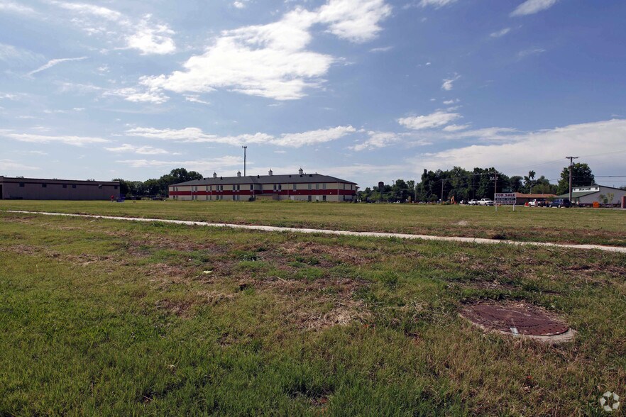 1300 E Imhoff Rd, Norman, OK à vendre - Photo de l’immeuble – Image 2 sur 5