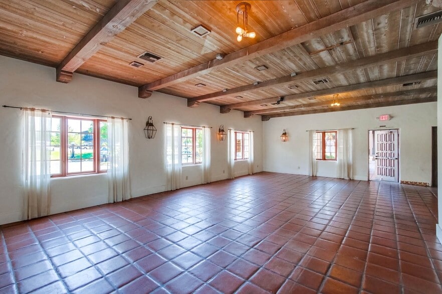 110 Civic Center Dr, Vista, CA à vendre - Photo intérieure – Image 3 sur 9