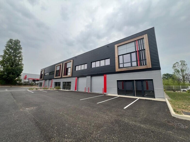 Local d’activités dans Saint-Quentin-Fallavier à louer - Photo de l’immeuble – Image 1 sur 3