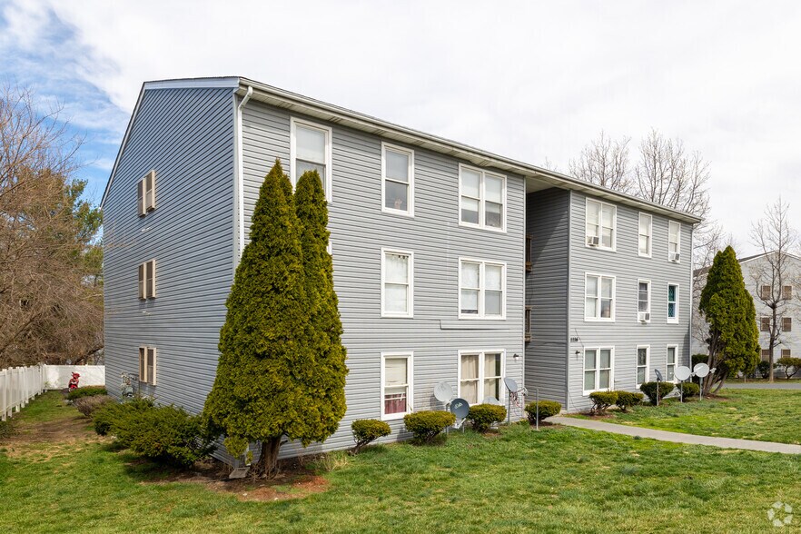 1016 Woodstock Ln, Winchester, VA à vendre - Photo de l’immeuble – Image 2 sur 8
