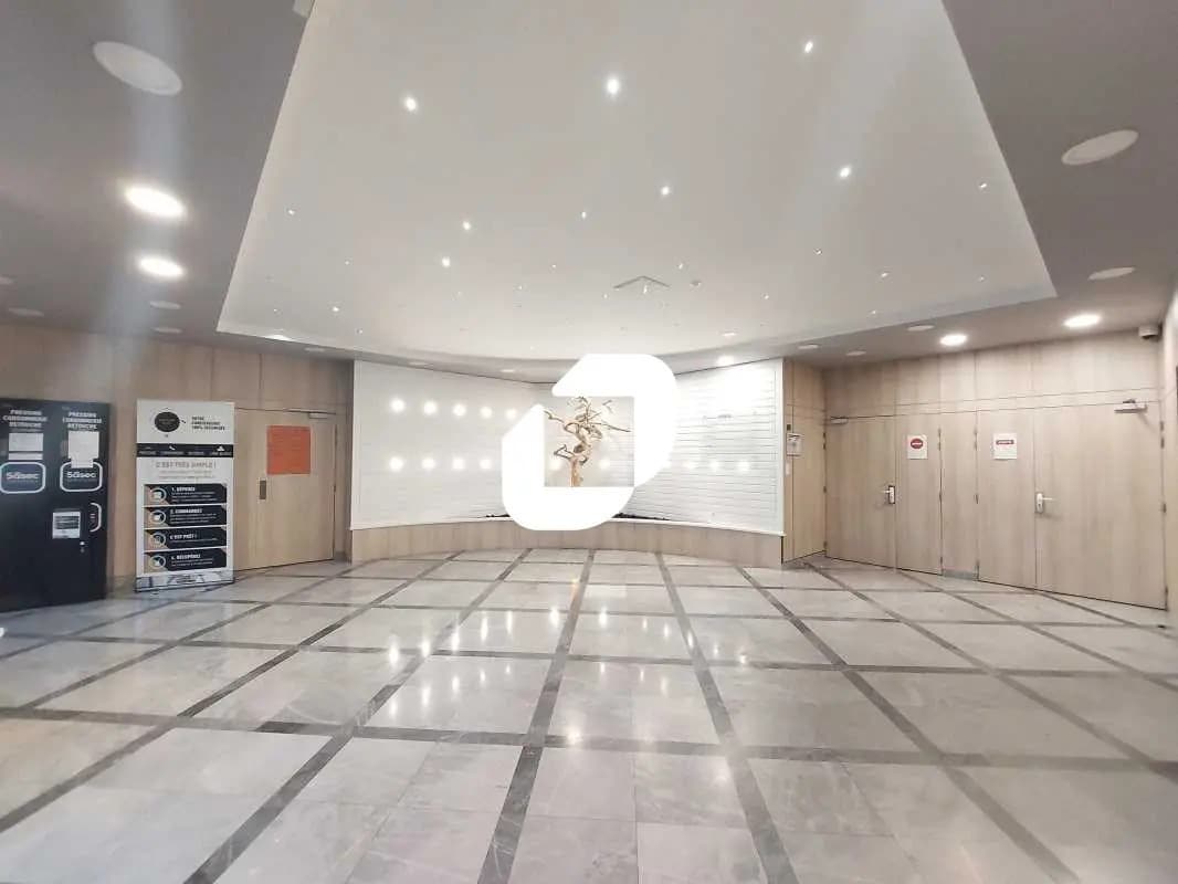 Bureau dans Vélizy-Villacoublay à louer Hall d’entrée– Image 1 sur 2