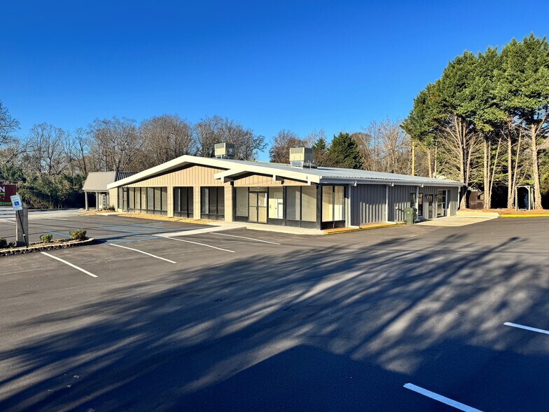 427 Wade Hampton Blvd, Greenville, SC à louer - Photo de l’immeuble – Image 2 sur 5