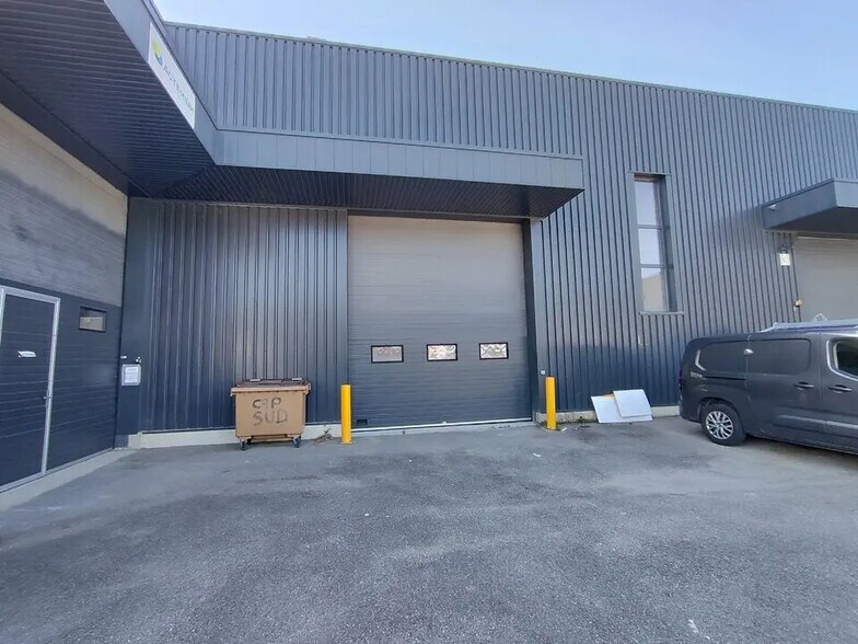 Local d'activités dans Vaulx-Milieu à vendre - Photo de l’immeuble – Image 1 sur 6