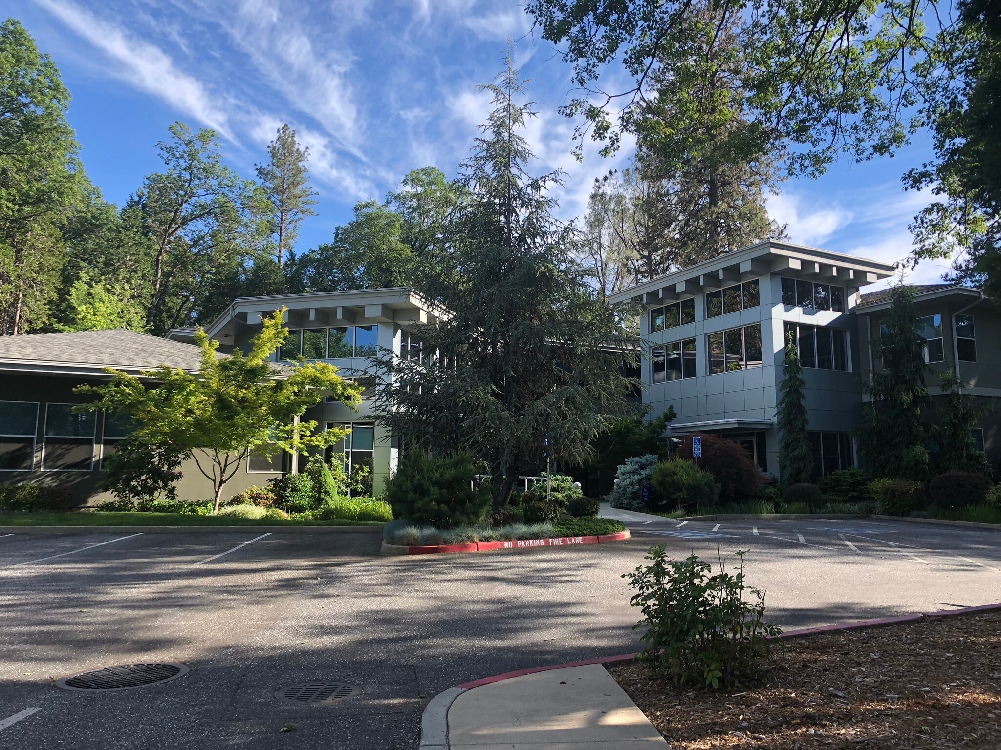 420 Sierra College Dr, Grass Valley, CA à louer Photo principale– Image 1 sur 5