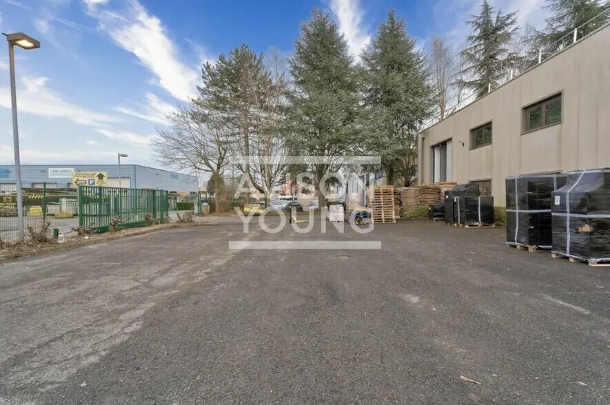 Local d’activités dans Pontault-Combault à louer - Photo de l’immeuble – Image 2 sur 3