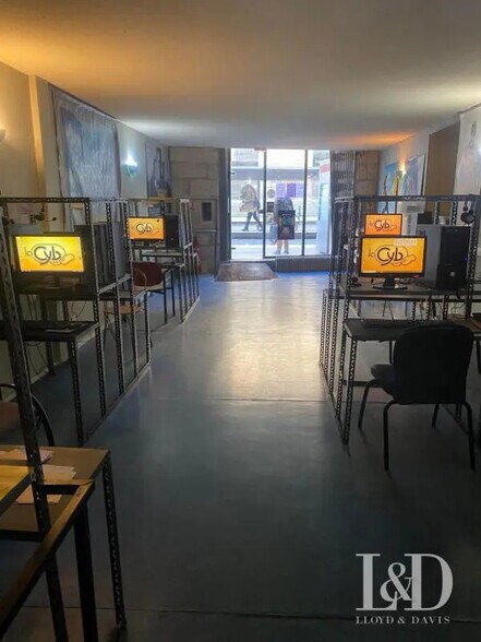 Local commercial dans Bordeaux à vendre - Photo de l’immeuble – Image 2 sur 3