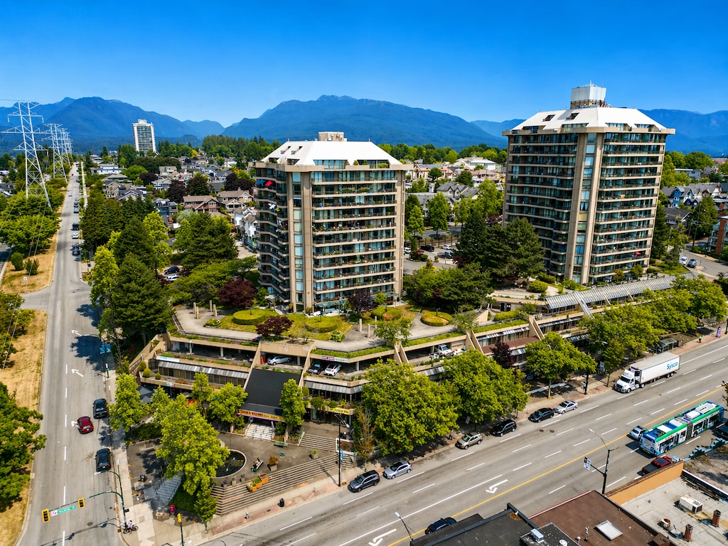 3701 Hastings St, Burnaby, BC à louer Photo principale– Image 1 sur 24