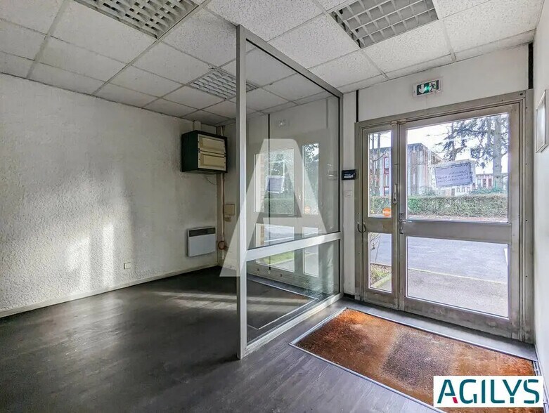 Local d’activités dans Les Ulis à louer - Photo intérieure – Image 2 sur 9