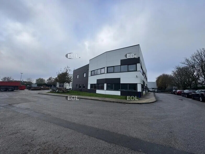 Local d’activités dans Montigny-le-Bretonneux à louer - Photo de l’immeuble – Image 3 sur 10
