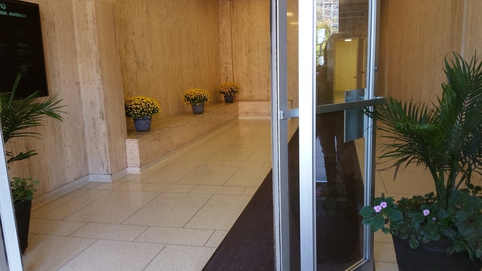470-476 Mamaroneck Ave, White Plains, NY à louer - Hall d’entrée – Image 2 sur 9
