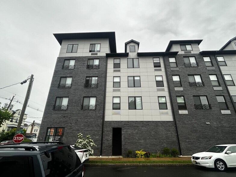 140 Avenue B, Bayonne, NJ à vendre - Photo de l’immeuble – Image 2 sur 22