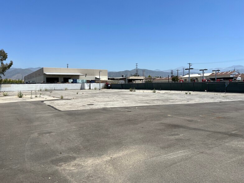 575 S Vincent Ave, Azusa, CA à louer - Photo de l’immeuble – Image 3 sur 7