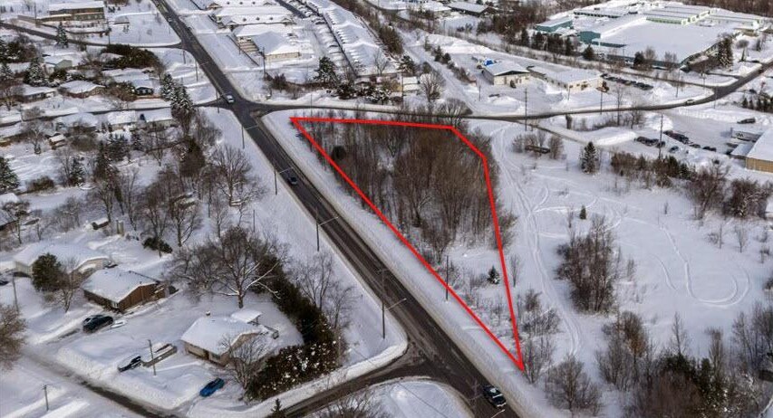 570 Laclie St, Orillia, ON à vendre - Photo de l’immeuble – Image 2 sur 4