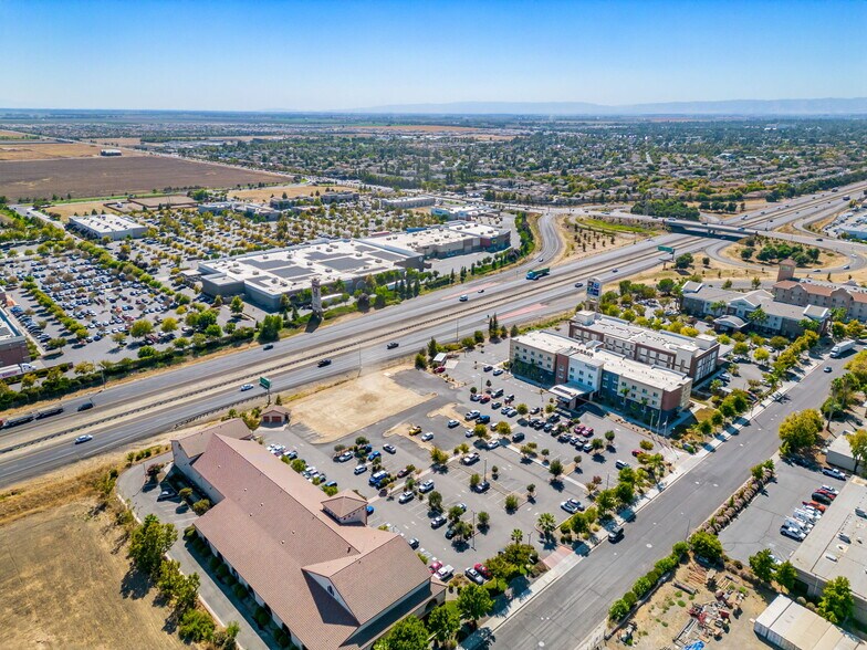 2120 Freeway Dr, Woodland, CA à vendre - Photo de l’immeuble – Image 2 sur 34