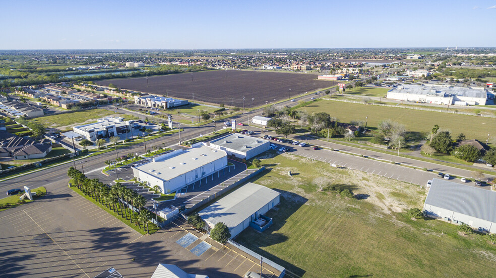 2104 S McColl Rd, Edinburg, TX à louer - Photo de l’immeuble – Image 3 sur 12