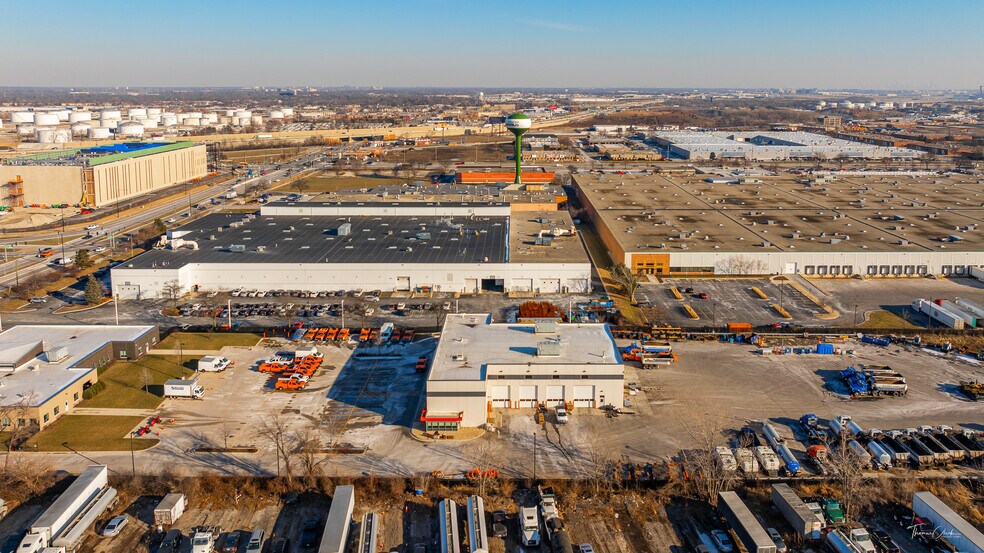 1445 E Oakton St, Elk Grove Village, IL à louer - Photo de l’immeuble – Image 2 sur 3