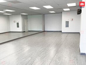 23120-23130 Lyons Ave, Santa Clarita, CA à louer Photo intérieure– Image 1 sur 2