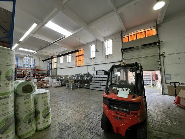 Plus de détails pour Local d'activités à louer