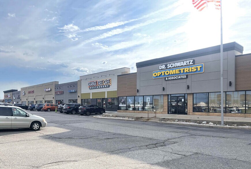 13400-13480 E 15 Mile Rd, Sterling Heights, MI à louer - Photo de l’immeuble – Image 2 sur 9