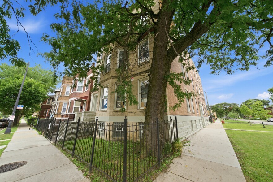 201 N Laramie Ave, Chicago, IL à vendre - Photo de l’immeuble – Image 1 sur 9