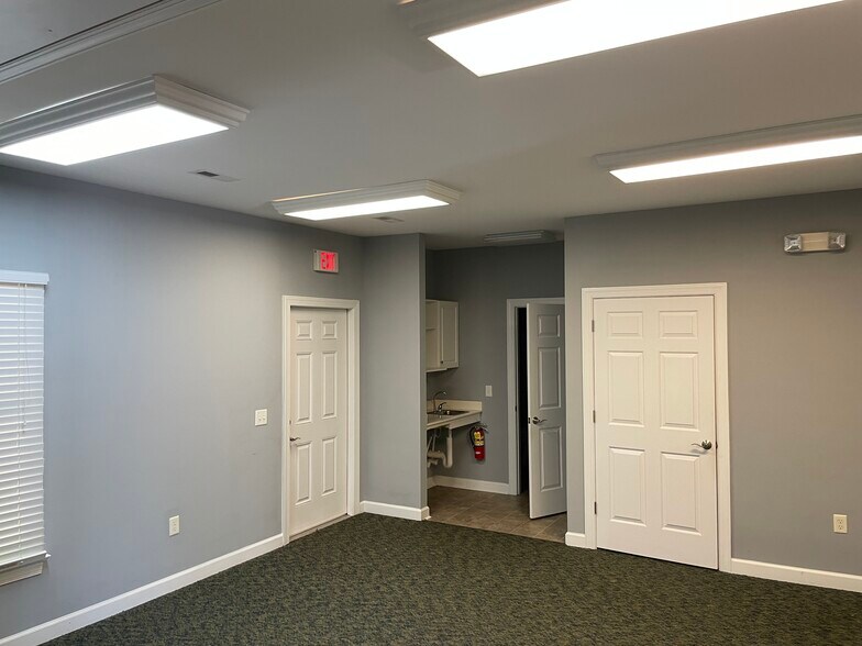 220 Baker Rd, High Point, NC à louer - Photo de l’immeuble – Image 3 sur 4