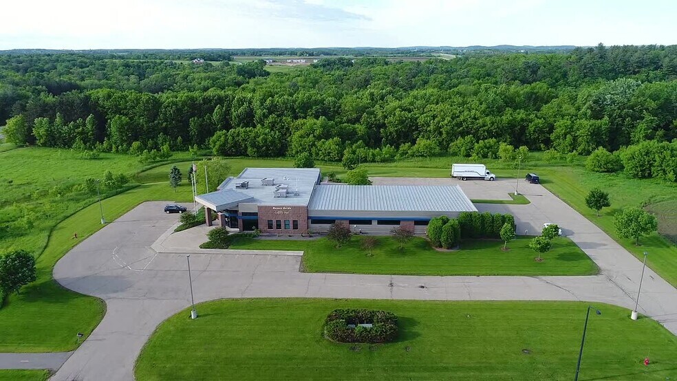 1990 Godfrey Dr, Waupaca, WI à louer - Vidéo sur l’annonce professionnelle – Image 2 sur 18