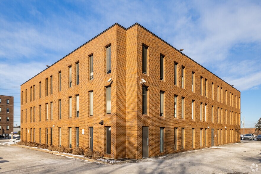 1750 Courtwood Cres, Ottawa, ON à louer - Photo de l’immeuble – Image 3 sur 4