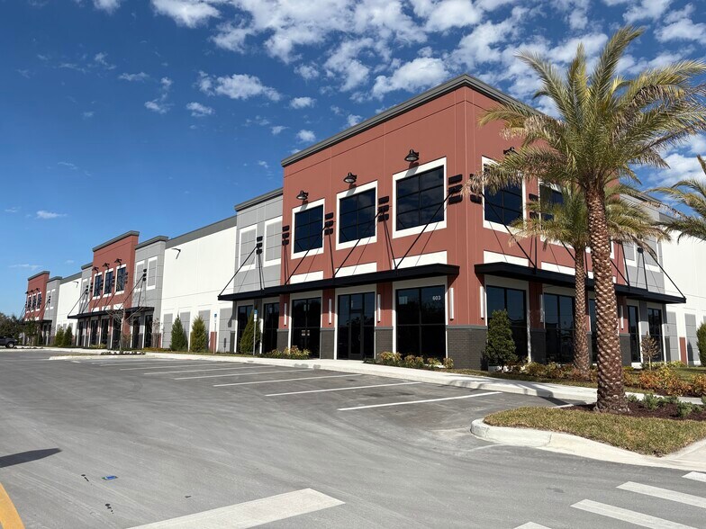 603 Hennis Rd, Winter Garden, FL à louer - Photo de l’immeuble – Image 3 sur 4