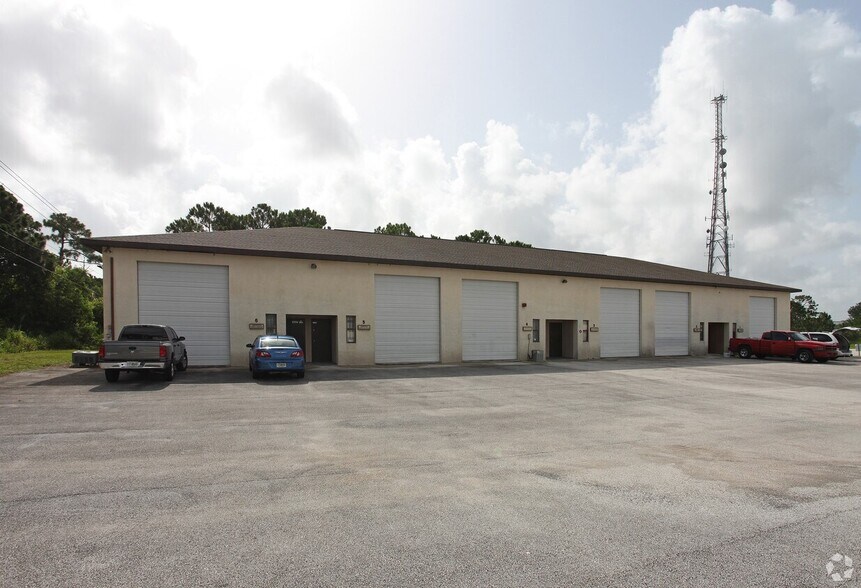 1053 SE Holbrook Ct, Port Saint Lucie, FL à louer - Photo de l’immeuble – Image 2 sur 45