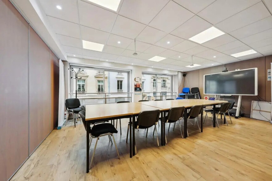 28 Rue De Lisbonne, Paris à vendre - Photo de l’immeuble – Image 2 sur 14