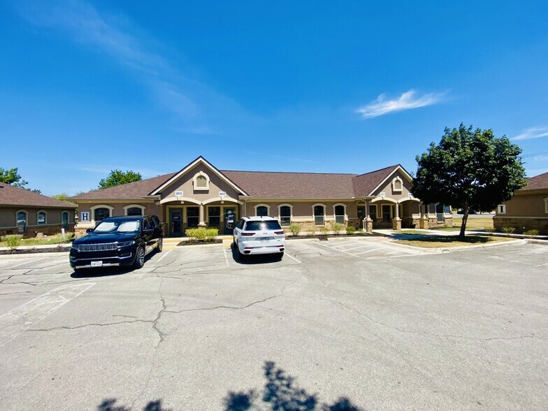 1619 E Common St, New Braunfels, TX à louer - Photo de l’immeuble – Image 3 sur 24