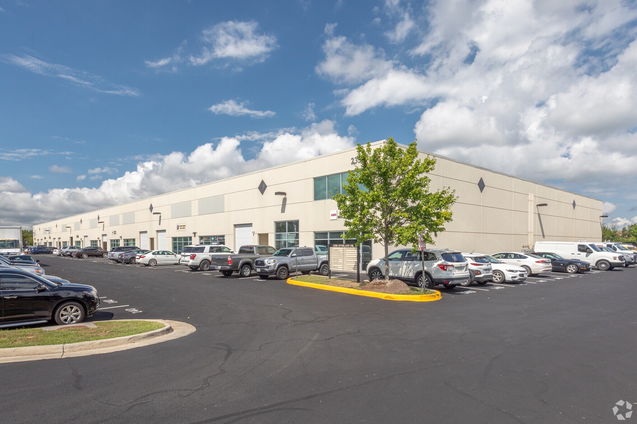 23585 Overland Dr, Sterling, VA à louer Photo principale– Image 1 sur 10