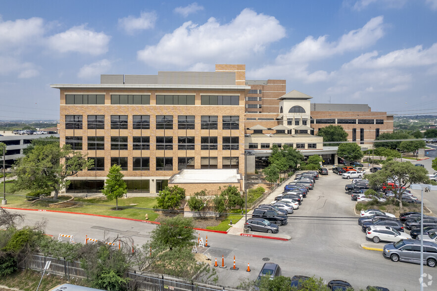502 Madison Oak Dr, San Antonio, TX à louer - Photo de l’immeuble – Image 3 sur 4