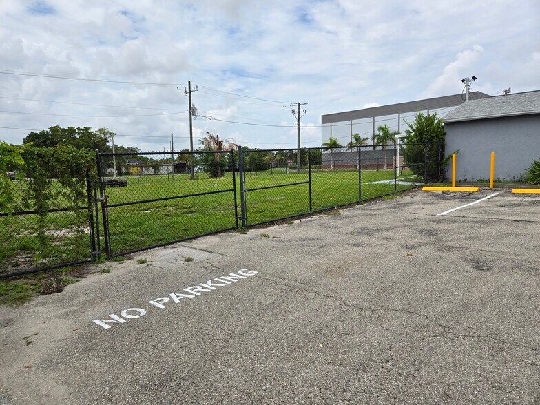 3696 Dr Martin Luther King Jr Blvd, Fort Myers, FL à louer - Photo de l’immeuble – Image 3 sur 7