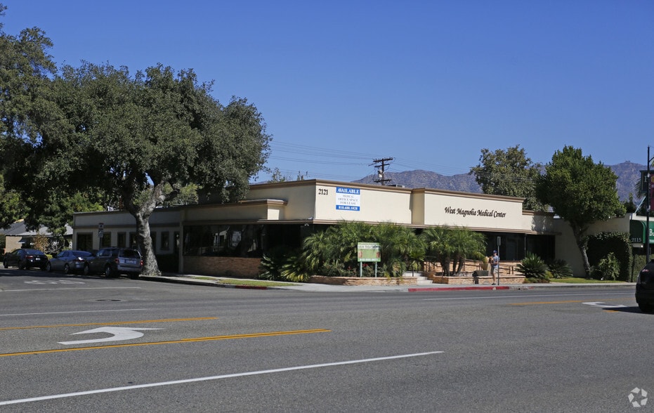 2121 W Magnolia Blvd, Burbank, CA à louer - Photo principale – Image 1 sur 4