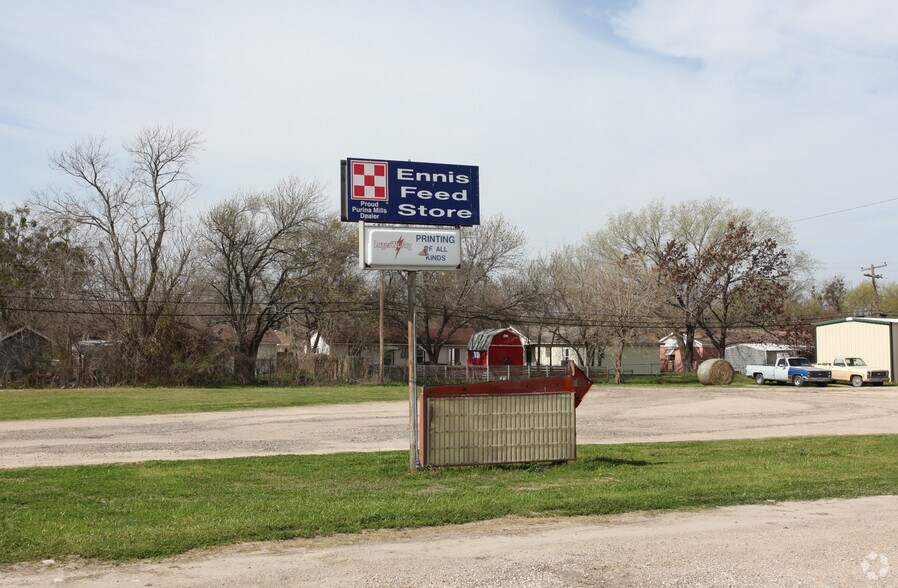 1610 E Ennis Ave, Ennis, TX à vendre - Photo de l’immeuble – Image 2 sur 10
