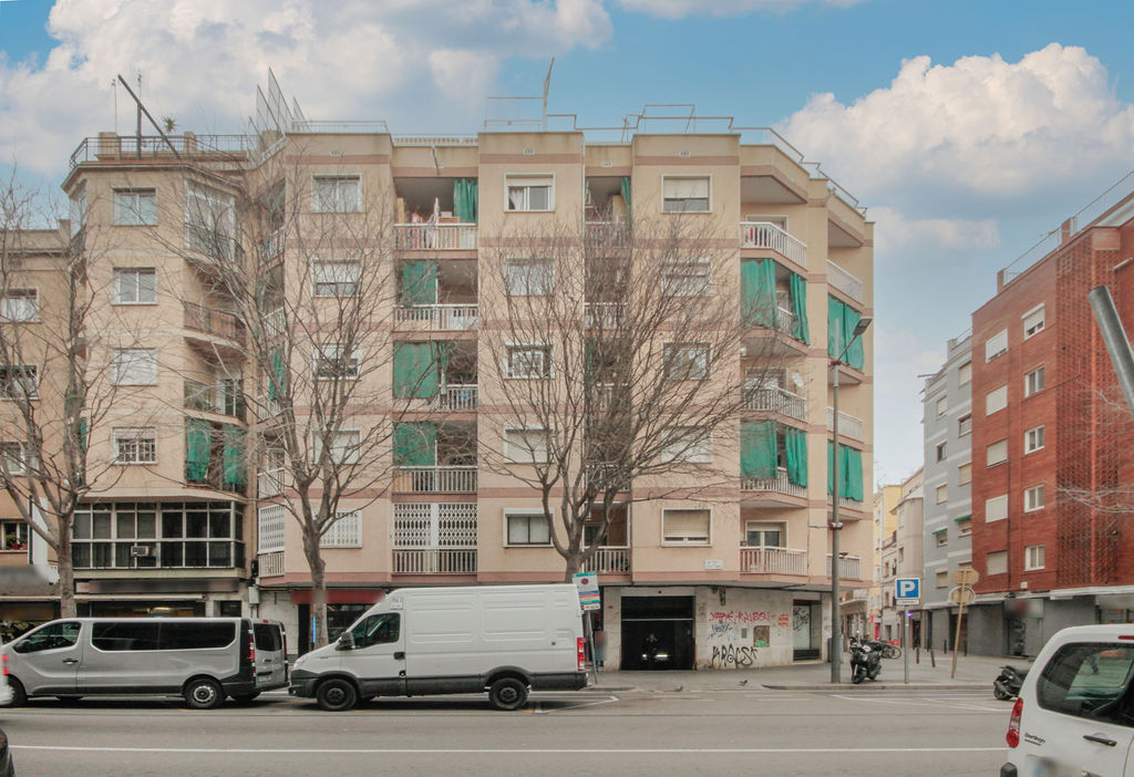 Immeuble residentiel dans L'Hospitalet de Llobregat, Barcelona à vendre Photo principale– Image 1 sur 4