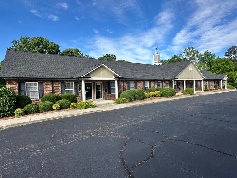 212 Le Phillip Ct, Concord, NC à louer - Photo de l’immeuble – Image 1 sur 2