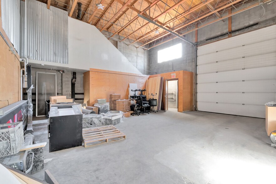216 40th Ave NE, Calgary, AB à louer - Photo de l’immeuble – Image 3 sur 51