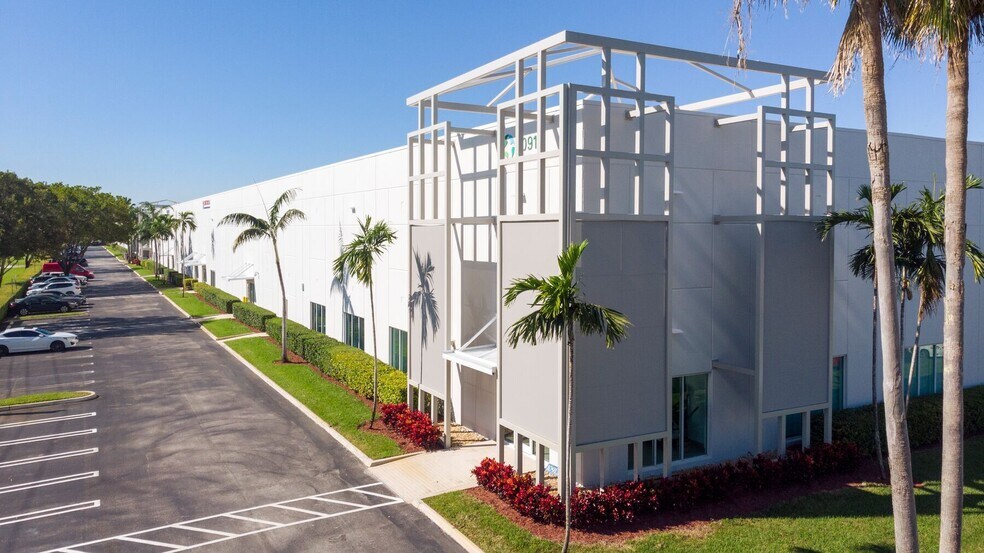 10913 NW 30th St, Miami, FL à louer - Photo de l’immeuble – Image 2 sur 7