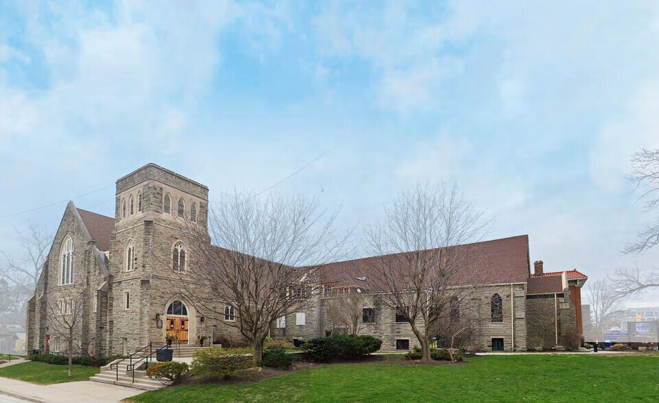 151 Lakeshore Rd W, Mississauga, ON à vendre - Photo de l’immeuble – Image 2 sur 27