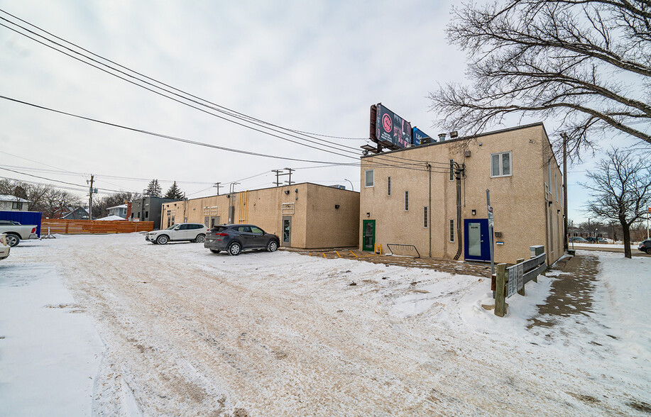612-620 Academy Rd, Winnipeg, MB à louer - Photo de l’immeuble – Image 3 sur 3