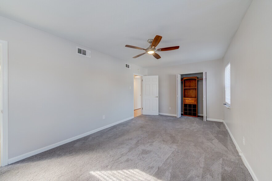 8166 Whitburn Dr, Clayton, MO à vendre - Photo de l’immeuble – Image 3 sur 11