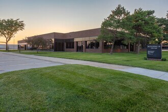 4300-4398 NW 114th St, Urbandale, IA à louer Photo de l’immeuble– Image 2 sur 4